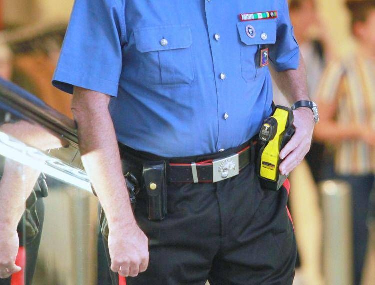 Un carabiniere con il taser (Fotogramma/Ipa)