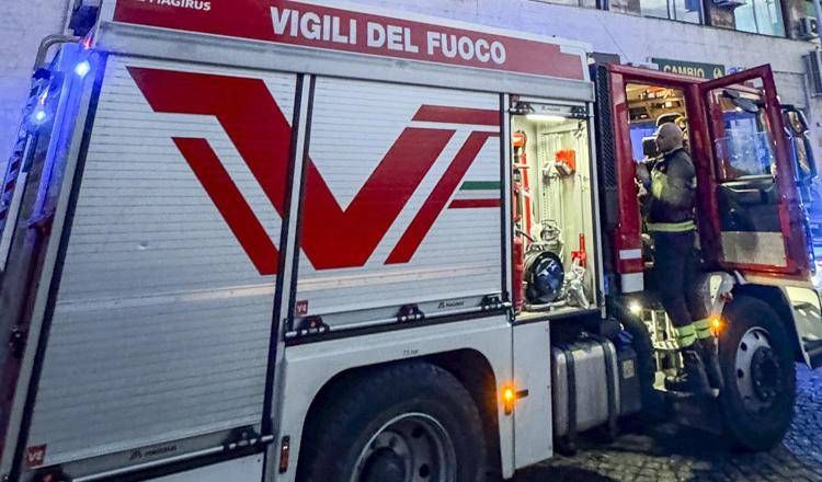 Incendio in un palazzo a Biella, un morto e 7 intossicati
